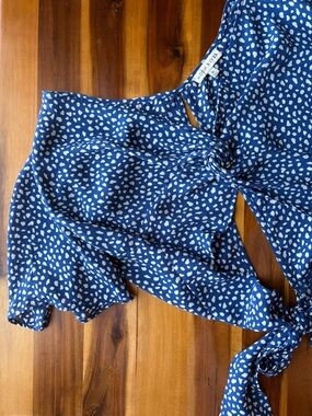 MOON RIVER Blue & White Dot Print Knot Front Cropped Blouse